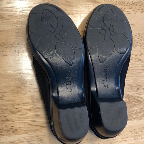 Clarks slip on black suede shoes - Picture 6 of 10